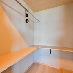 広々と使えるクローゼット